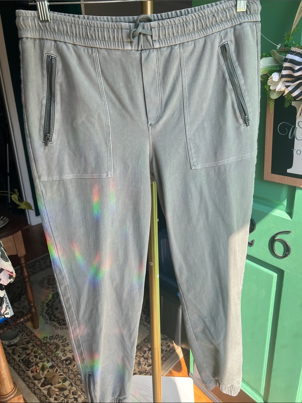 Athleta Light Gray/Green Jogger Pants with Zippered Pockets🫶🏼size 8
